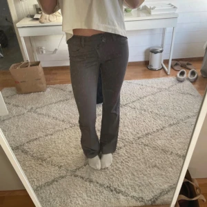 Grå kostymbyxor med raka ben - innrebenslängd: 78cm💞