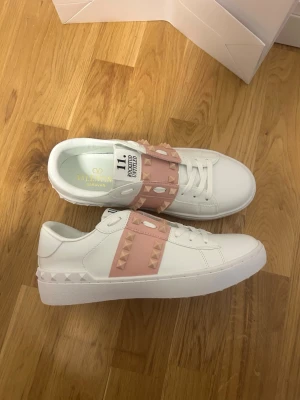 Rosa valentino med spikar  - Rosa valentino skor med spikar till salu i storlek 39, oanvänd.