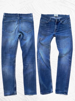Jeans från acne studios - Snygga mörkblå jeans från Acne Studios med smal passform och klassisk femficksdesign. Mått: längd 101cm midja 40cm benöppning 15cm