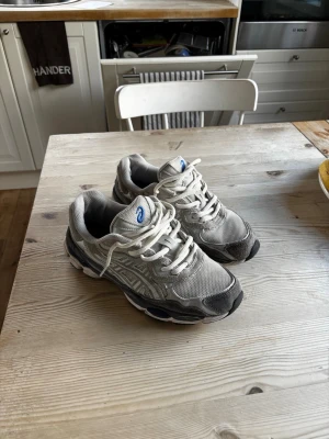 Asic skor  - Asic skor riktigt snygga och relativt nya dem blev bara för små för mig