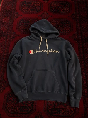 Champion hoodie - Skick 8/10, utan defekter. Tvättas och fräschas upp innan frakt. Pris går att diskutera vid bundle köp / snabbaffär 💯