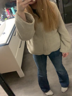 Teddyjacka  - Mysig beige teddyjacka med dragkedja framtill. Har köpt den på Lager 157 för 350kr, men den är som ny💗 Storlek M. Inga fläckar eller hål osv, verkligen som ny! Säljer för 100kr + frakt därav🫶🏻