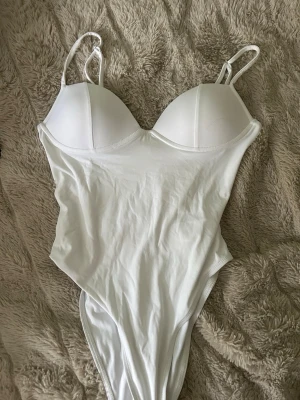 Vit body - Vit body från shein. Saknar lapp men helt ny och aldrig använd. Har knappat längt ner. 💕 storlek s