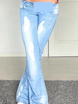 Jeans - Midjemått: 34cm rakt över, innerbenslängd: 80cm 💗
