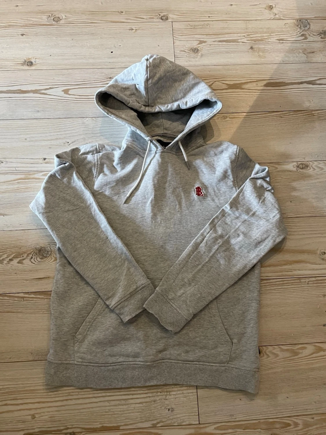 Grå hoodie från Bondelid med huva