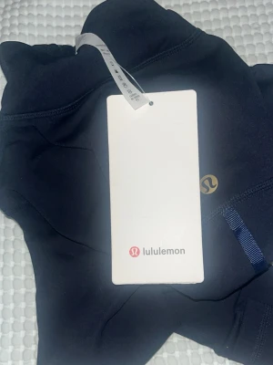 Lululemon set - ✨ Säljer ett superfint set från Lululemon￼ i mörkblått/navy 💙 Består av tights + zip-up jacka/tröja. Helt nya med tags kvar! Perfekt till gym, yoga eller vardag. Slutsålt/eftertraktat set. 📍Snabb affär prioriteras – skicka vid intresse!