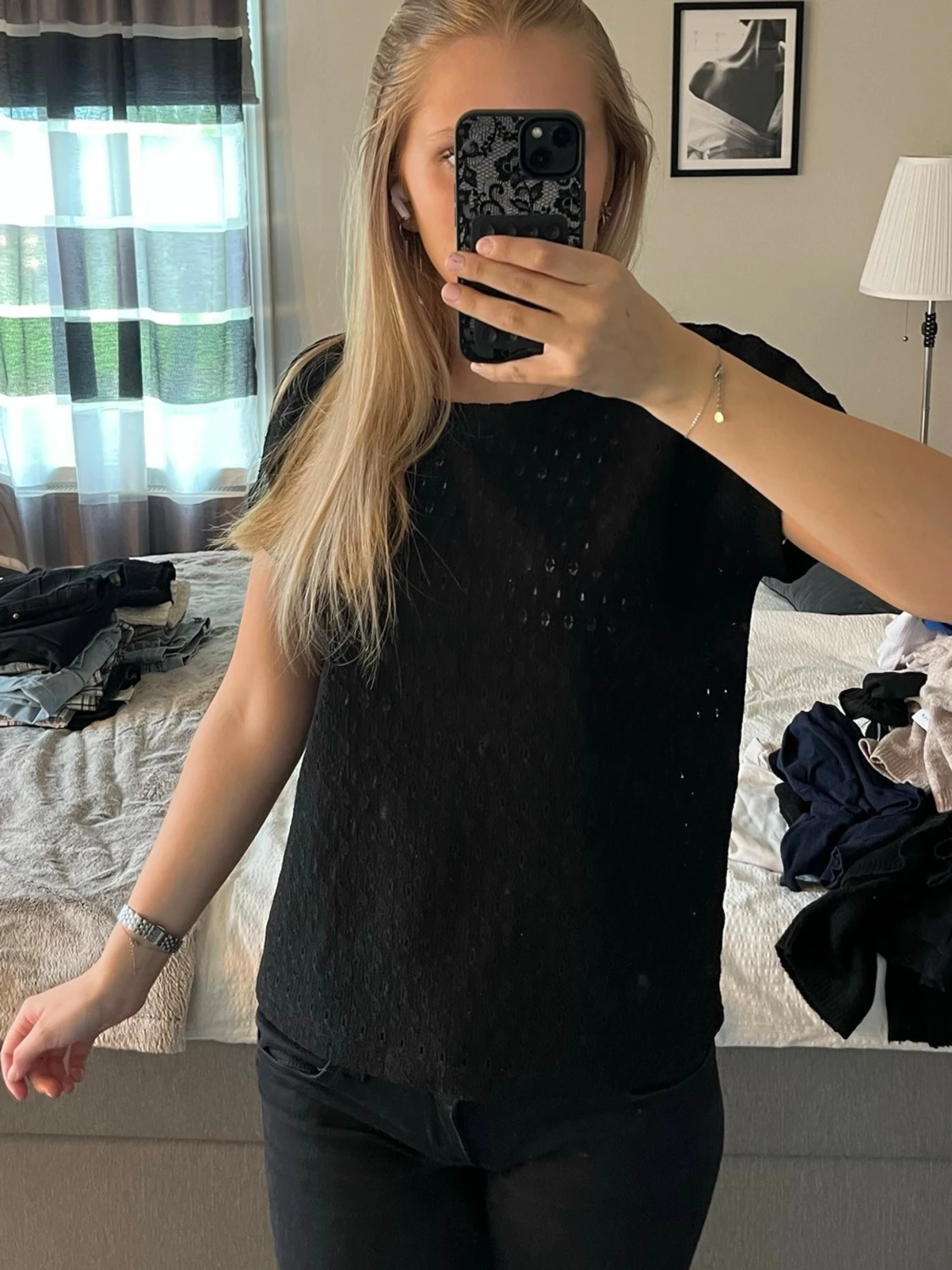 Svart blus med hål