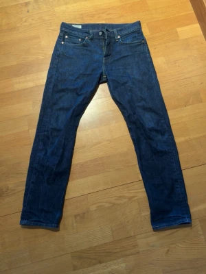 Mörkblå Levi's raka jeans 502 - Levis 502 straight leg använda cirka 10 gånger så är relativt nya men har ett märke på bakfickan därav priset.