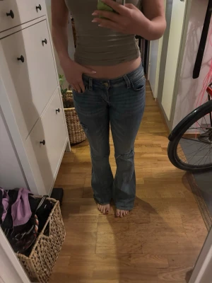 Jeans cheap Monday  - Supersnygga med hål i men lite slitningar där bak jag är 165 