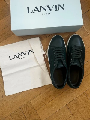 Gröna Lanvins  - Säljer ett par gröna Lanvins. Dustbag och box ingår. De är använda ett fåtal gånger utan några riktiga slitningar pris kan diskuteras.