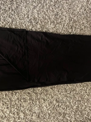 Svart långkjol med slits - En lång svart tajt kjol med slits från bershka i strl XS. Skriv om ni undrar något pris kan diskuteras💕