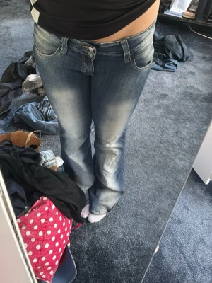 Blå bootcut jeans med slitningar - Säljer ett par blå bootcut jeans med snygga slitningar och ljusare tvätt på låren. Från Weekday och knappt använda💕