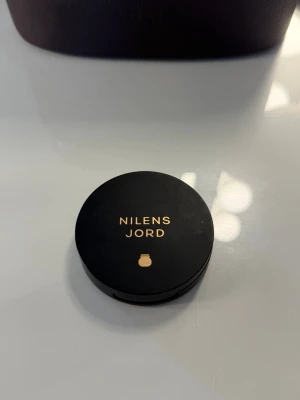 Nilens Jord mineral bronzer - 503 - Säljer en puder bronser från Nilens Jord i nyansen 503. En bronser med lite rödare underton. Super lätt att använda och få jämt. Köptes på kicks i mars, nypriset är 419 kronor. Hör gärna av dig vid frågor❤️