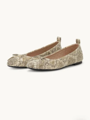 Isle Jacobsen ballerina  - Snygga ballerinaskor från Ilse Jacobsen i beige ormmönstrad design. Skorna har en liten rosett framtill och quiltad innersula för extra komfort. Yttermaterialet är i konstläder med reptilstruktur och sulan är svart och platt. Perfekta för dig som gillar trendiga detaljer. Helt oanvända och nyköpta i orginalförpackning.  