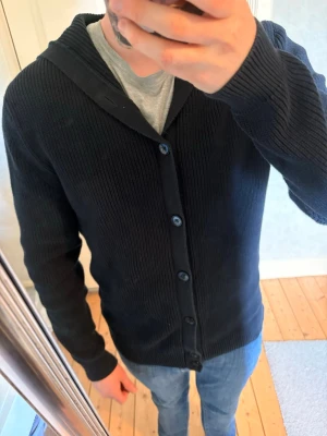 Massimo Dutti cardigan  - Säljer denna riktigt feta Massimo dutti cardiganen med luva👌. Storlek M, skick 9,5/10 utmärkt🌟. Hör gärna av er vid frågor eller funderingar👍