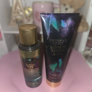 Victoria's Secret Santal Berry Silk duo - Set med body mist och body lotion från Victoria's Secret i doften Santal Berry Silk. Flaskan och tuben har mörklila och guldiga detaljer med bär- och bladmotiv. Doften har inslag av sandelträ, björnbär, espresso och mandel.