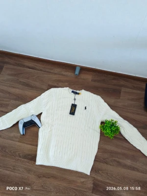 Polo Ralph Lauren stickad tröja M - Hej!!! Säljer en helt ny med tags polo ralph lauren tröja som är 100% äkta och kan bevisa det!!! ☺️  Säljer pga att jag köpte fel färg åt min son, som ville ha Svart färg. 