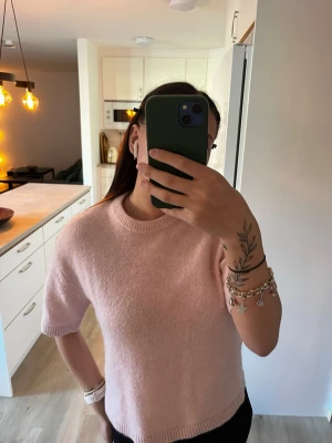 Ljusrosa stickad t-shirttröja - Söt ljusrosa stickad t-shirttröja, använd 2 gånger🫶🏼