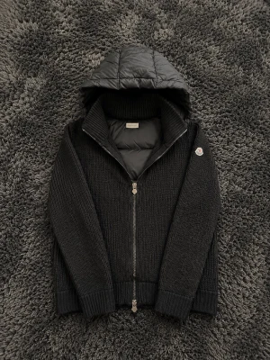 Moncler Tricot Cardigan - Svart  - Tjena! Säljer nu denna Moncler Cardigan - Svart. Skicket är 10/10, inga skador eller så. Färgen är svart, medföljer og taggar. Nfc funkar såklart, vid frågor kontakta gärna!