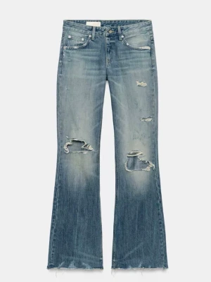 Zara bootcut jeans - Säljer ett par blå bootcut jeans med slitningar och hål på benen. Jeansen har en klassisk femficksmodell, låg midja och råa kanter vid bensluten. Perfekta för en avslappnad och trendig look.
