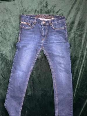 Jeans -  Ett gammalt par jeans som har legat och skrotat. säljer dessa Blåa jeans. Snygga jeans som passar typ en skjorta. Pris kan diskuteras. MVH stentorparchive⚓️