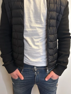 Moncler Cardigan - Säljer nu min moncler cardigan som är i topp skick och perfekt inför sommarn. Jackan har storlek M. Skriv gärna för fler frågor eller funderingar 🤗