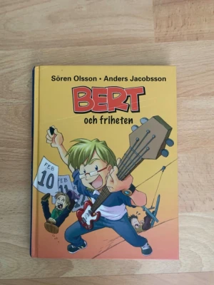 Bert och friheten - Rolig ungdomsbok av Sören Olsson och Anders Jacobsson om Bert och hans band Heman Hunters. Perfekt för dig som gillar humor, musik och tonårsliv. Några skavanker här och där, men det är bara på utsidan.💗