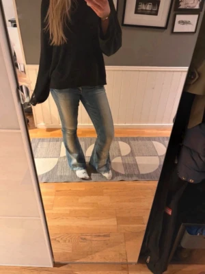 Blå lågmidjade bootcut jeans - Snygga jeans från Gina tricot 14+. Endast använda enstaka gånger, skriv för frågor❣️