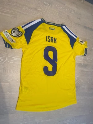 Sveriges VM 2026 Isak #9 Player Version T-shirt  - Tja! Säljer en helt ny Sveriges VM 2026 Isak #9 Player Version T-shirt.                                                              Det är som sakt Player Version, så den har sjuka detaljer! 🤩.                                                                                  Storleken Är Medium, och jag skickar inom 24 Tim💨🤩 hör av dig!