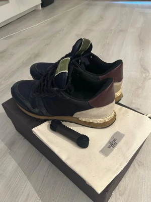 Valentino rockrunner - Säljer dessa valentino rockrunners nu eftersom att jag inte använder dem. Storlek 42,5 men passar även 43. Box, påse och valentino snören kommer med. Hör av vid frågor.