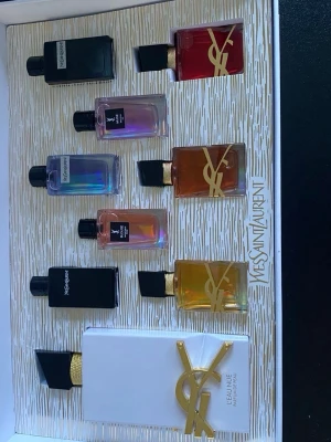 Yves Saint Laurent parfymset - Lyxig Yves Saint Laurent box med flera populära dofter i mini-format. En exklusiv och stilren present som passar perfekt till födelsedag, student, jubileum eller någon som älskar parfym.  Boxen innehåller flera olika YSL-dofter för både vardag och fest, vilket gör att man kan testa olika favoriter i ett elegant set. Designen känns premium och ger en riktig lyxkänsla direkt när man öppnar den.