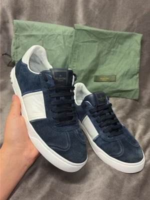 Valentino Flycrews - Valentino Flycrews🙌 Otroligt bra skick, 8/10, alla nitar kvar. Dustbags ingår. 150+ nöjda kunder✅ Fraktar inom 24h efter köp📦🚚 Hör av dig vid minsta fundering😊🤝