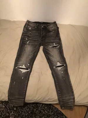 Size 30 Amiri MX-1 slim/skinny jeans - 🔥 Sjukt clean jeans med perfekt faded wash och ripped detaljer. Sitter riktigt snyggt på och passar till typ alla outfits. Helt ny skick och sköna att bära. Allt kan diskuteras! Det är bara o skriva.