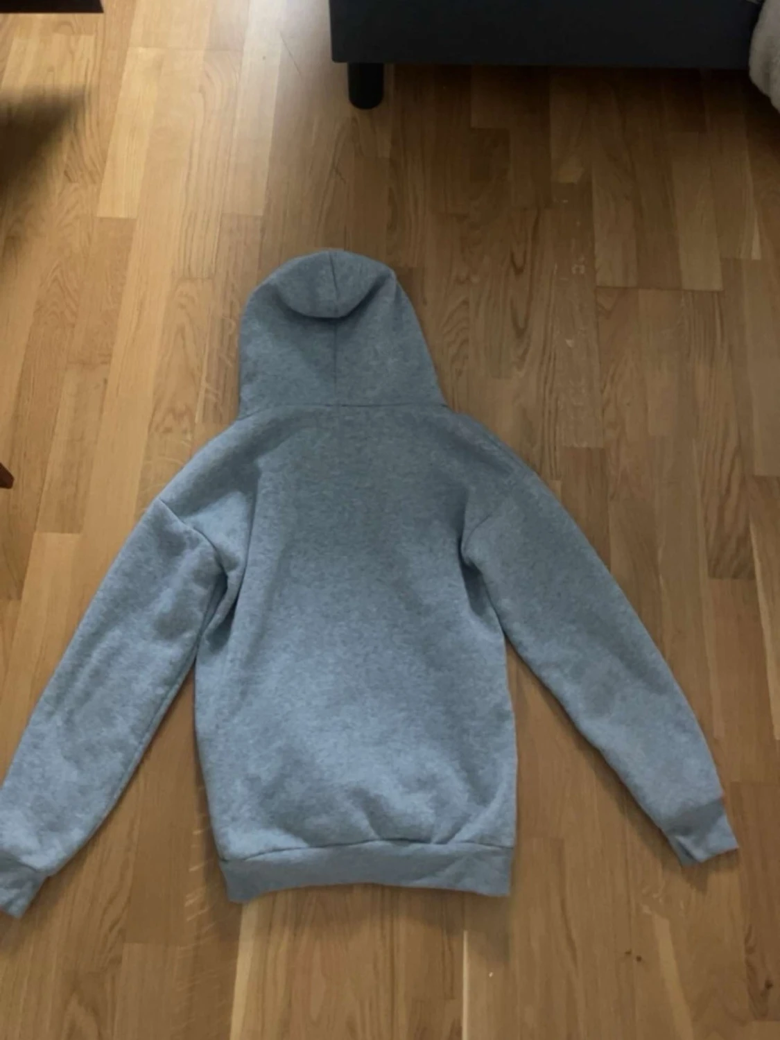 Grå hoodie med skeppstryck - 2