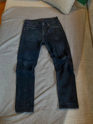 Svarta jeans jeans från Nudie - Snygga svarta jeans från Nudie Jeans. I modellen lean Dean. Det står att dem är 32 i längden men dem är mer som 28/30 men dubbel kolla med måtten så att dem inte är för små. Mått: längd 93 cm, midja 36 cm