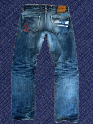 Limited edition Selvedge Momotaro Jeans - Tjena!  📍Säljer nu ett av dom fetaste paren Momotaro jeans på marknaden. Detta är ett par oni demon Momotaro jeans och är ett flertal år gamla!  📍De har blivit lagade i skrevet professionellt. Har också ett litet hål vid knäet men inget som märks vid användning!  📍Mått: midja: 42cm  längd: 105cm  lår: 27cm   benöppning: 20cm   📍Skriv vid frågor och priset kan såklart diskuteras!