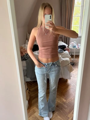 Jeans med snören - Snygga jeans med snörning. 
