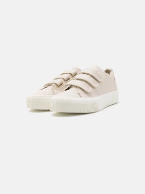 Beige sneakers med kardborreband - Stilrena beige sneakers med tre breda kardborreband och vit sula. Ovandelen är i textil med råa kanter för en avslappnad vibe. Skorna har låg profil och en klassisk rund tå. Perfekta för dig som gillar enkel och clean stil.