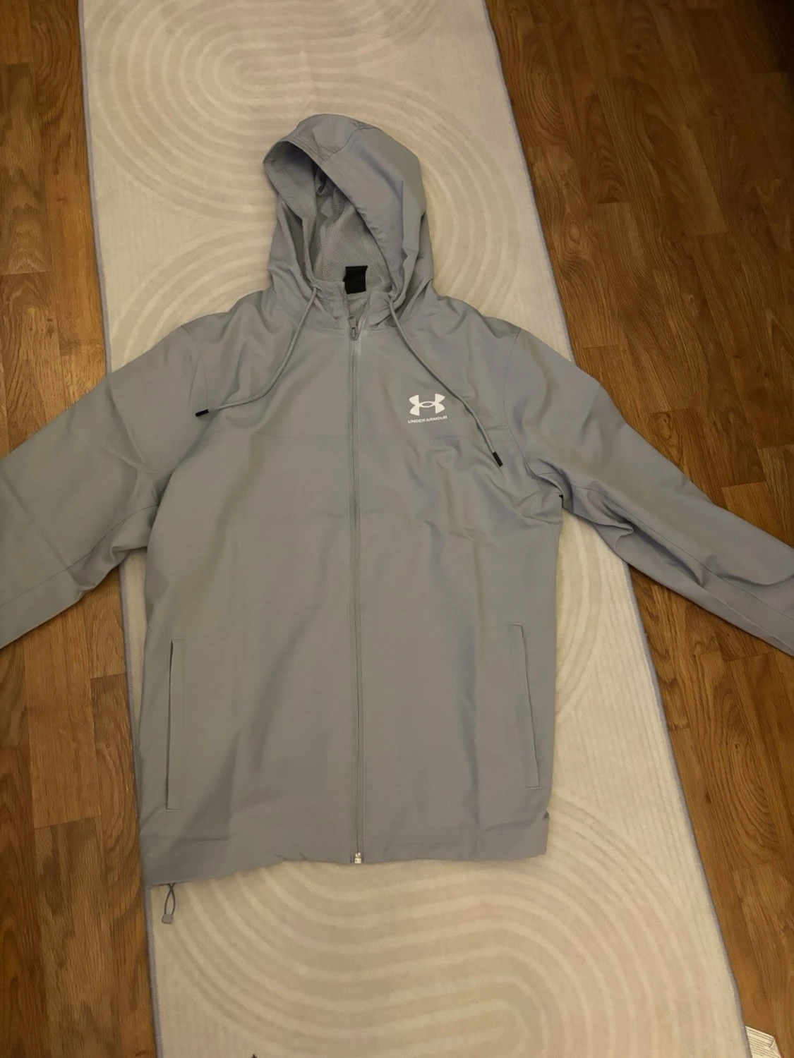 Ljusgrå vindjacka från Under Armour