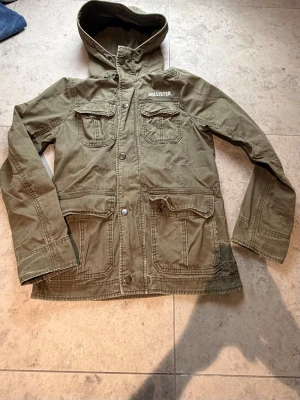 Hollister field jacket  - Superfint skick och en perfekt jacka för kallare sommarkvällar. Tveka ej på att ställa frågor