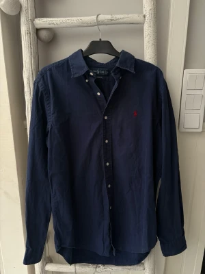 Mörkblå Ralph Lauren Skjorta Herr  - Säljer nu min schyssta Ralph Lauren skjorta! | Inga defekter, otroligt sparsamt använd⭐️ | Storlek M✅         | Snabb affär = priset sänks | Kontakta gärna vid frågor, mått eller likande!😁
