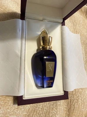 Xerjoff Torino 22 parfym - Säljer en nästintill helt ny Xerjoff Torino 22 i 50 ml-flaska. Inköpt för 2243kr från Kicks. Mycket sparsamt använd, uppskattningsvis ca 95% kvar i flaskan, se bild. Perfekt som present eller eget bruk! Förvarad mörkt och svalt.  En exklusiv och fräsch nischdoft med elegant karaktär. Perfekt för en collector/ de som uppskattar premiumparfymer.  Säljes då den inte används tillräckligt. Skickas eller möts upp enligt överenskommelse.  Sökord  Xerjoff, Torino 22, Xerjoff Torino 22, nischparfym