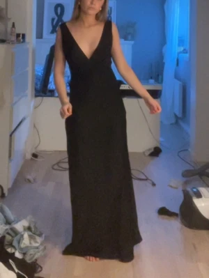 Maxi Satin Dress With Back Cowl - Använd en gång och är i princip som ny. Klänningen sitter mer som en xs än xxs.