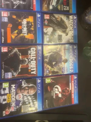 PS4 spelpaket med action och sport - Säljer ett paket med PS4-spel: Call of Duty Black Ops 3 & 4, Watch Dogs 1 & 2, Madden NFL 25 och Gran Turismo Sport. Perfekt för dig som gillar action, äventyr och sport. Alla spel i sina originalblå fodral.