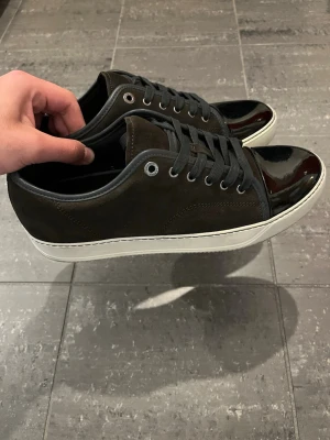 Lanvin skor nya! - Skorna är använda 2-3 gånger och är som nya. Endast skorna medföljer. Ena skon är i storlek uk 9 (43) andra skon är i storlek uk 10 (44). Det skiljer sig endast 0,5 cm i innersula mått! Snabb affär= bättre pris! 