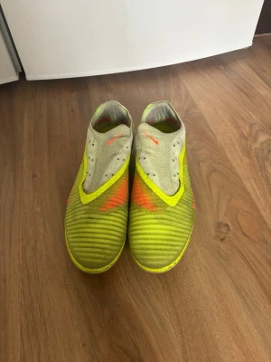 Nike phantom elite - Snygga nike fotbollskor elite. Kostade 3000 men inte används så mycket då de var små. Storlek 45 men kändes som sagt små. Helt oanvända skosnören medföljer som man själv kan sätta in som man vill.
