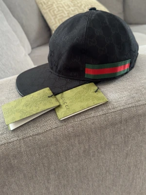 Svart Gucci keps med GG-mönster - Snygg svart keps från Gucci utan box eftersom min morsa slängde den. Helt ny oanvänd keps. Bara seriösa köpare. Dm vid intresse. Snabb leverans!
