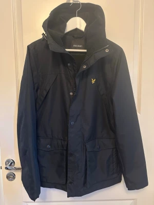 Lyle & Scott Jacka - Fleecefodrad jacka, lite små smutsig på vissa ställen men som enkelt går bort i tvätten