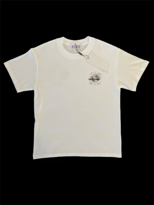 Maison Margiela t-shirt - Säljer denna riktigt snygga och helt nya vita T-shirten med tryck i storlek S. Perfekt nu inför sommaren! Hör av er ifall ni har några frågor! ⭐️