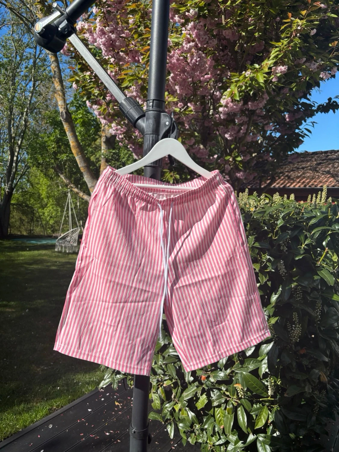 Randiga rosa shorts med snörning